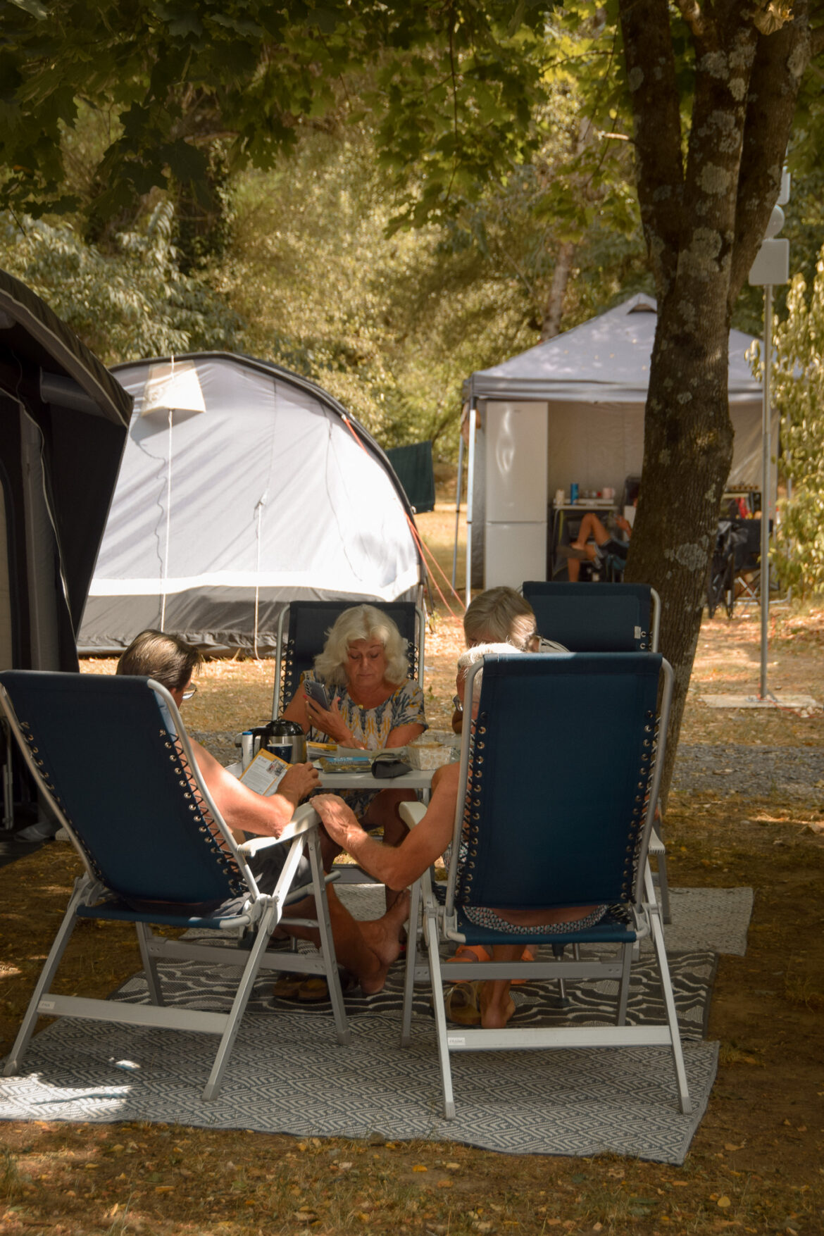 Directrice artistique & photographe en Sud Ardèche — Je façonne l’image des marques et lieux de caractère